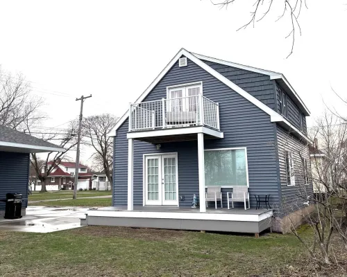 Charming Full Home in Downtown Escanaba – Walk to Beach, Park, and Marina! エスカナーバのホテル