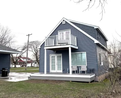 Charming Full Home in Downtown Escanaba – Walk to Beach, Park, and Marina! Escanaba Country Club 주변 호텔
