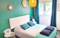 Fisherman's cottage with private Jacuzzi, paddle, scooters, plancha, pkg and WIFI