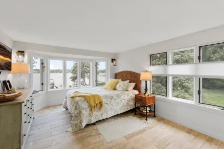 Lakeside Retreat- 7beds/4bd/2ba! Family and pet friendly! Отели в г. Шерберн