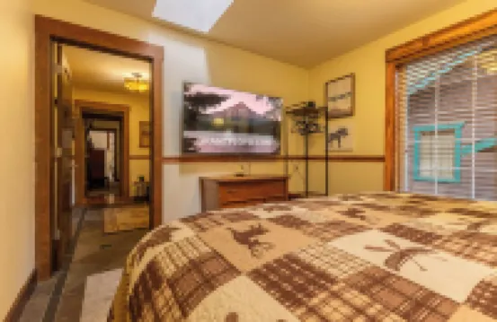 Spacious and Charming Craftsman Retreat, Six Bedrooms, Sleeps 18.