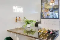 WeHa Penthouse w/ Private Deck 엘리자베스 파크 콘서번시 주변 호텔
