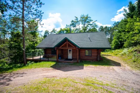 Snowmobilers & Skiers Full Scandinavian Log Home On Private Lake