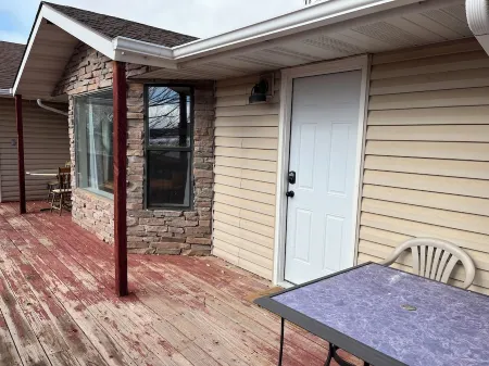 #5 Bright kitchenette apartment in scenic Torrey