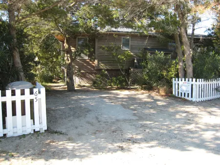 Charming Canal Retreat with Kayak Access - Elegant Coastal Haven