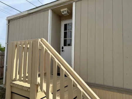 Comfy 1-bedroom mobile home in Hanford near Downtown
