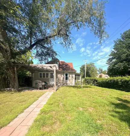 Private Fenced Yard and Gas Grill - Charming Cozy Retreat Отели в г. Манхэттен