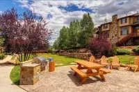 Community Pool and Hot Tub Access - Exquisite Townhouse Retreat