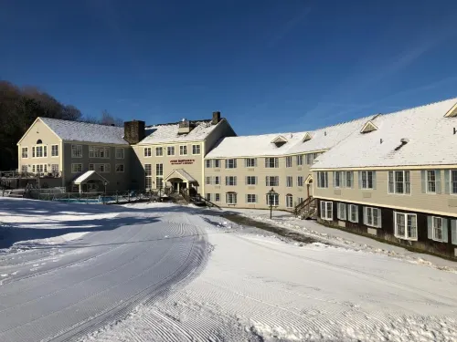 Stunning Mountain Views and Year-Round Amenities - Stylish Country Haven Hotels in Hancock