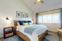 Oceanfront condo with direct beach access, shared pool, tennis