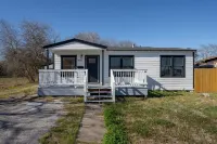 Centrally Located and Cozy Living Spaces - Inviting Retreat