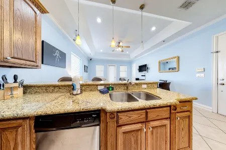 Comfortable, family-friendly condo w/ shared pool - steps to beach, dogs OK Отели рядом с достопримечательностью «Sea Turtle, Inc.»