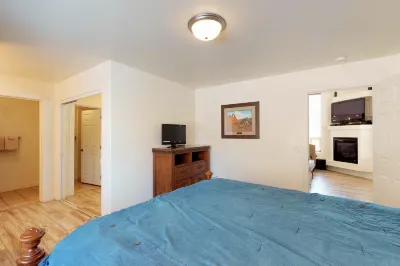 Spacious Townhome ina Great Location with Seasonal Shared Pool and Hot Tub