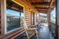 River Lodge Escape with Hot Tub by StayLage Hotels in Glenwood