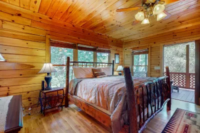 River Escape on the Toccoa River Hotels near Hooves and Feathers Petting Farm, LLC