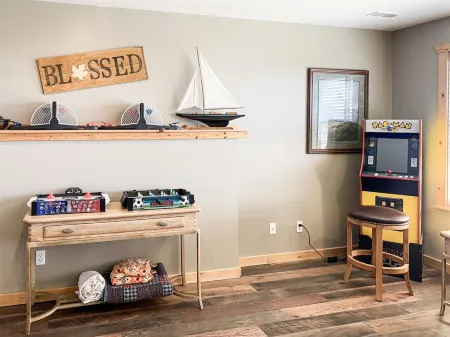 Stunning Lake Views and Cozy Amenities - Charming Retreat