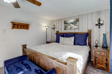 Waterfront Home w/ Deck, Balcony, Fireplace & Private W/D - Walk Downtown Отели в г. Кетчум