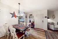 Quiet condo with pool, washer/dryer, kitchen, patio, board games, & Pack-N-Play Hotel di Branson Township