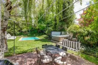 Spacious home with private heated outdoor pool, hot tub, patio, grill & W/D Hotels in Millcreek