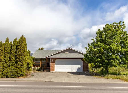 Scenic Patio and Garage Near Outdoor Adventures - Inviting Retreat