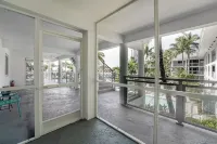 Boca Waterfront • Walk to Beach • Pool & Hot Tub • Gym • Parking