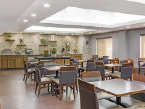 โรงแรมเบสท์เวสเทิร์นพลัส ราเลห์ แครบทรี แวลลีย์ โรงแรมในราเลห์