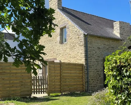 Charm in the heart of the village: house with sunny garden close to the sea Hotels in Arradon