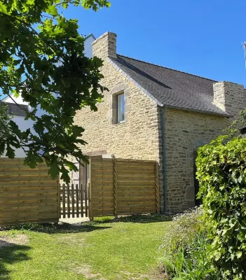 Charm in the heart of the village: house with sunny garden close to the sea Hotels in Arradon