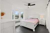 Private Hot Tub and Spacious Deck - Luxurious Tranquil Retreat