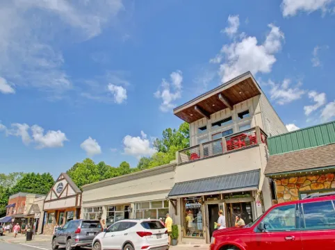 Stunning Kitchen and Balcony with Mountain Views - Luxurious Oasis