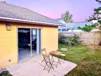 Community Pool and Tennis Court - Charming Family Haven Hotels in Downtown Kissimmee