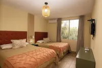 In & Out Hotel Отели в г. Гватемала