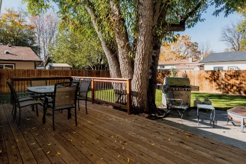 The Rustic Retreat, Pet Friendly with Fenced Yard