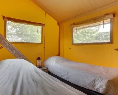 Tent Lodge with Sanitary Facilities at the Bedafse Bergen - Campsite Hoteles en Uden