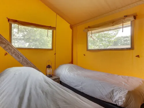 Tent Lodge with Sanitary Facilities at the Bedafse Bergen - Campsite Hotels in Uden