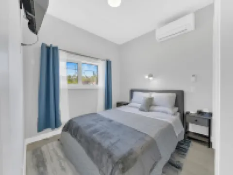 Parkside Flat #5 - Seacliff Beach Suites Hotels in Leamington