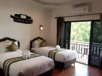 Hugpua Hotel Các khách sạn gần Wat Don Kaew