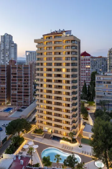 Halley Hotel & Apartments Affiliated by Meliá Отели рядом со станцией Железнодорожная станция Бенидорм