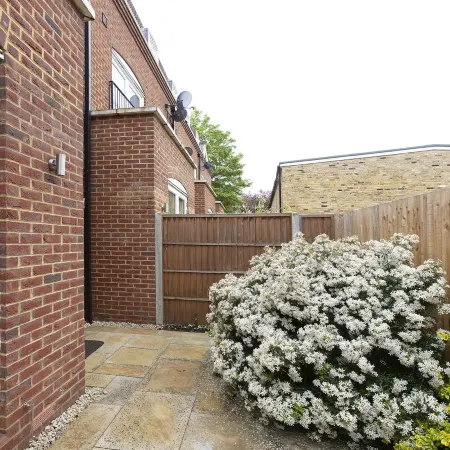 Immaculate Central Windsor Town House with Parking Отели в г. Виндзор