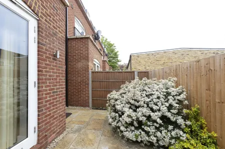 Immaculate Central Windsor Town House with Parking Отели в г. Виндзор