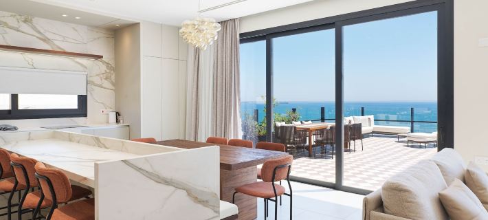 LIV Mackenzie Beach Suites Hotéis em Lárnaca