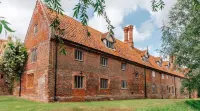 Lavish Tudor Hall Gardens - Sleeps 14 Hotels in 