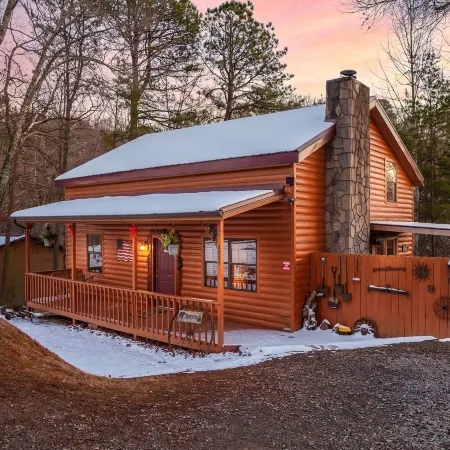 Bearfootin' 3 Bedroom Cabin by RedAwning