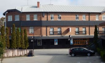 Crest Motor Inn