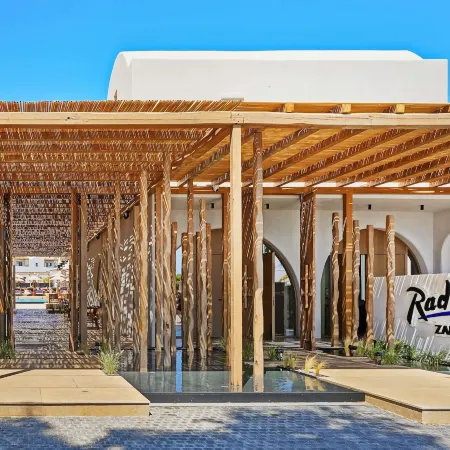 Radisson Blu Zaffron Resort, Santorini Отели рядом с достопримечательностью «Черный пляж»