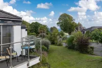 25 Coedrath Park - Sea Views from Balcony, Short Walk to Beach, Parking