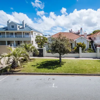 First Avenue Guesthouse Hotels near Hobie Beach