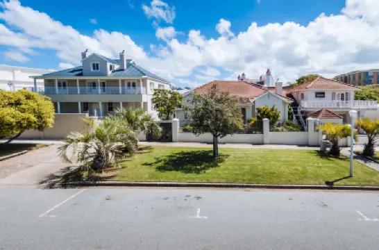 First Avenue Guesthouse Hotels near Hobie Beach