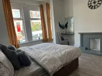 Captivating 1-Bed Apartment in Newport Hôtels à : 