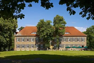 Romantik Hotel Gutshaus Ludorf Hotels in der Nähe von Kleine Aussichtsplattform Priesterbäker See